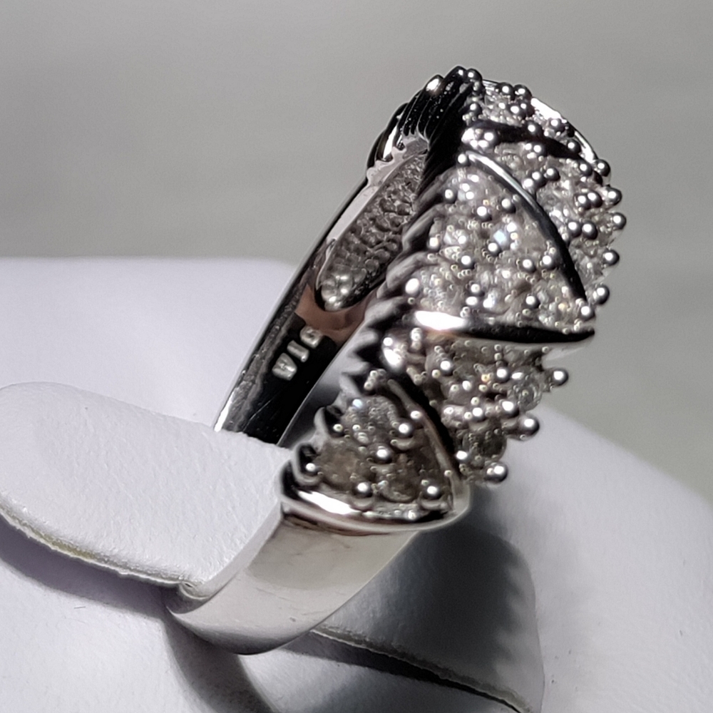 Beautiful 10K 1CTW Diamond Ring/Band - Picture 8 of 13